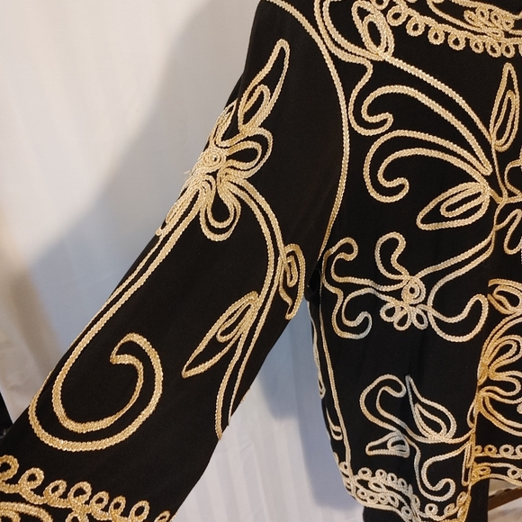 Carole Little Applique Top - Picture 3 of 7